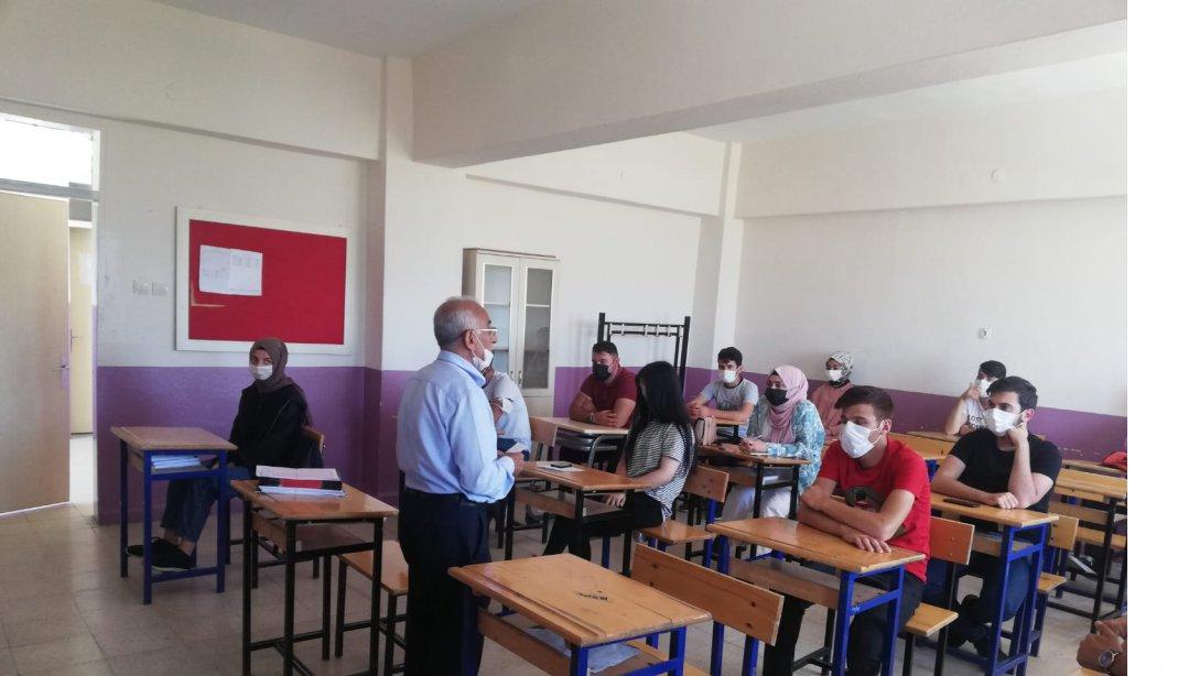 İlçe Milli Eğitim Müdürümüz Harun YEŞİLBAĞ, YKS Sınavına girecek öğrencileri ziyaret etti.