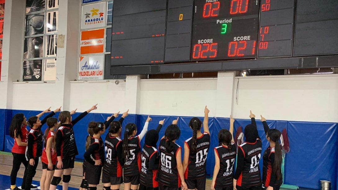 Üzümlü Ortaokulu Yıldız Kızlar Voleybol Takımı Türkiye Yarı Finalinde